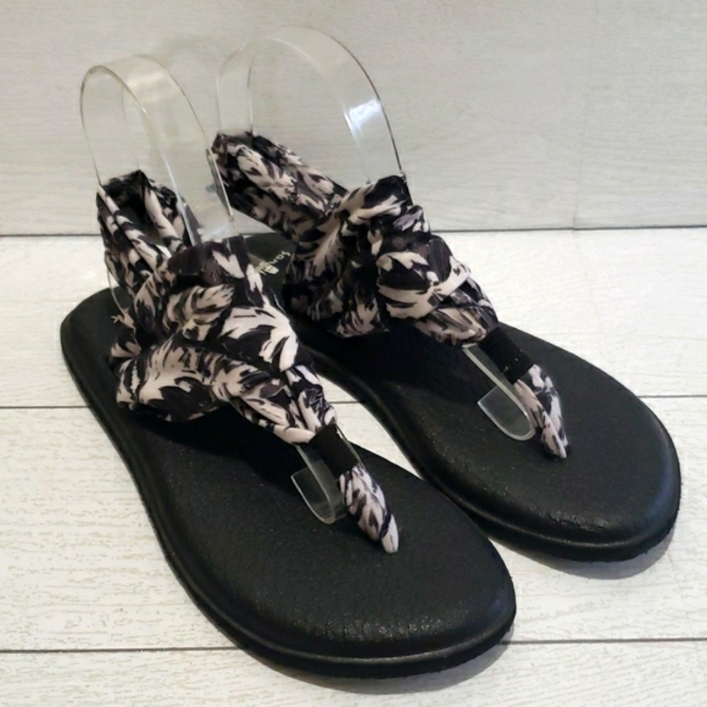 Sanuk Yoga White and Black Ankle Straps Woman Sandals Size 8